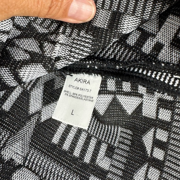 Akira cropped black and white stretch geometric top new small - Picture 8 of 8